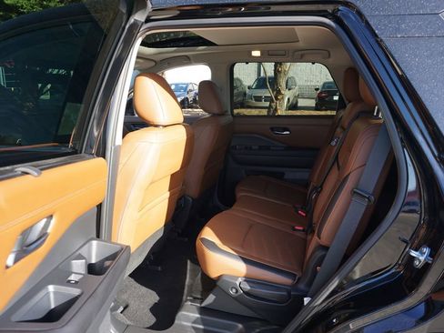 Used 2025 Nissan Pathfinder Platinum w/ Cargo Package image 15