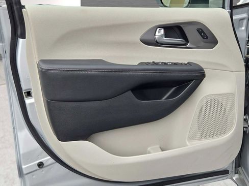 Used 2023 Chrysler Pacifica Touring-L image 56