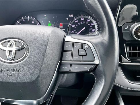 Used 2021 Toyota Highlander XLE AWD/4WD image 25