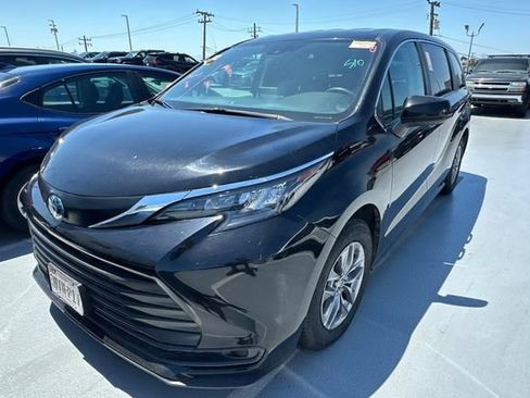 Certified 2024 Toyota Sienna LE AWD/4WD image 1