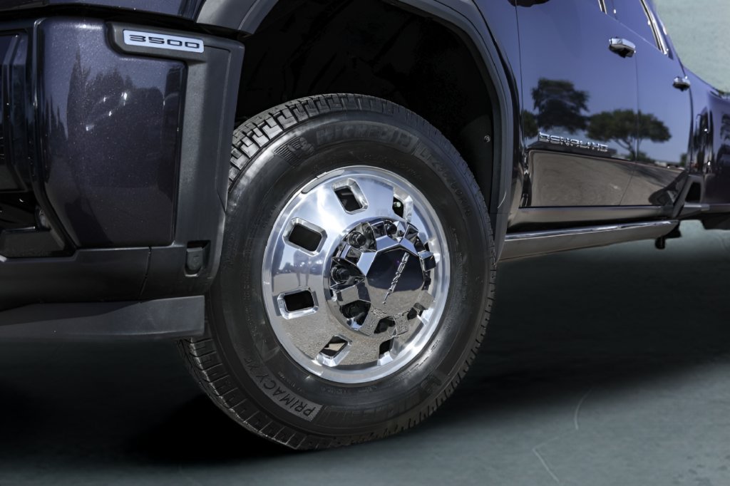 Used 2025 GMC Sierra 3500 Denali Ultimate AWD/4WD image 4