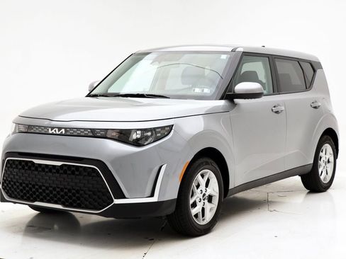 Used 2025 Kia Soul LX w/ LX Technology Package FWD image 2