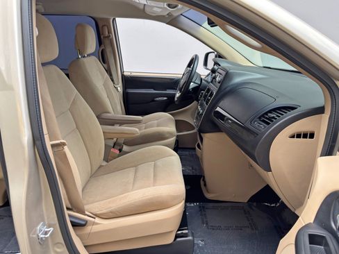 Used 2015 Dodge Grand Caravan American Value Package w/ UConnect Hands-Free Group FWD image 14