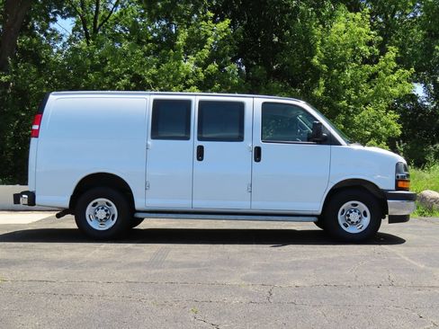 Used 2024 Chevrolet Express 2500 w/ Driver Convenience Package RWD image 2