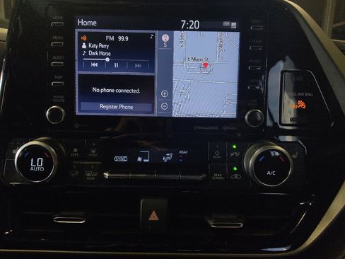 Used 2020 Toyota Highlander XLE AWD/4WD image 25