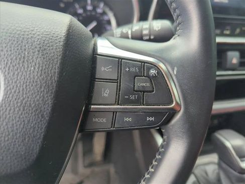 Used 2021 Toyota Highlander XSE FWD image 14