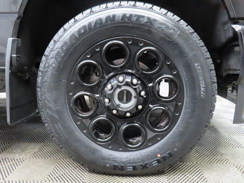 Used 2025 Ford F250 Lariat w/ Black Appearance Package image 8