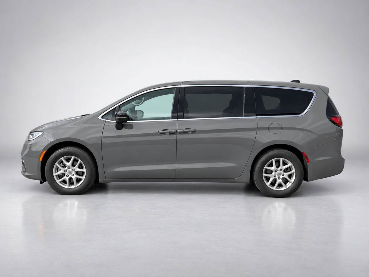 Used 2025 Chrysler Pacifica Select FWD image 2