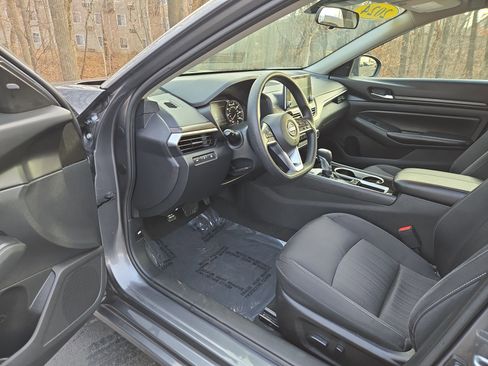 Used 2024 Nissan Altima 2.5 SV image 10
