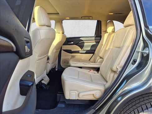 Used 2015 Toyota Highlander Limited FWD image 18