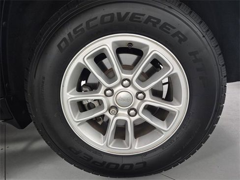 Used 2019 Jeep Grand Cherokee Laredo image 13