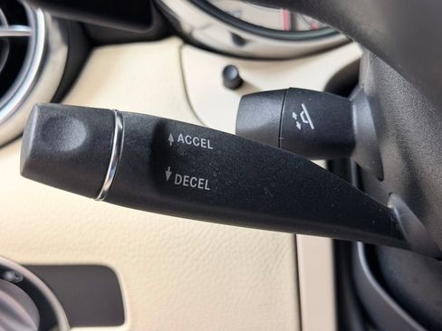 Used 2014 Mercedes-Benz SLK 250 image 28