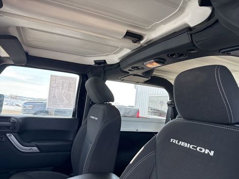 Used 2018 Jeep Wrangler Rubicon w/ Power Convenience Group image 16