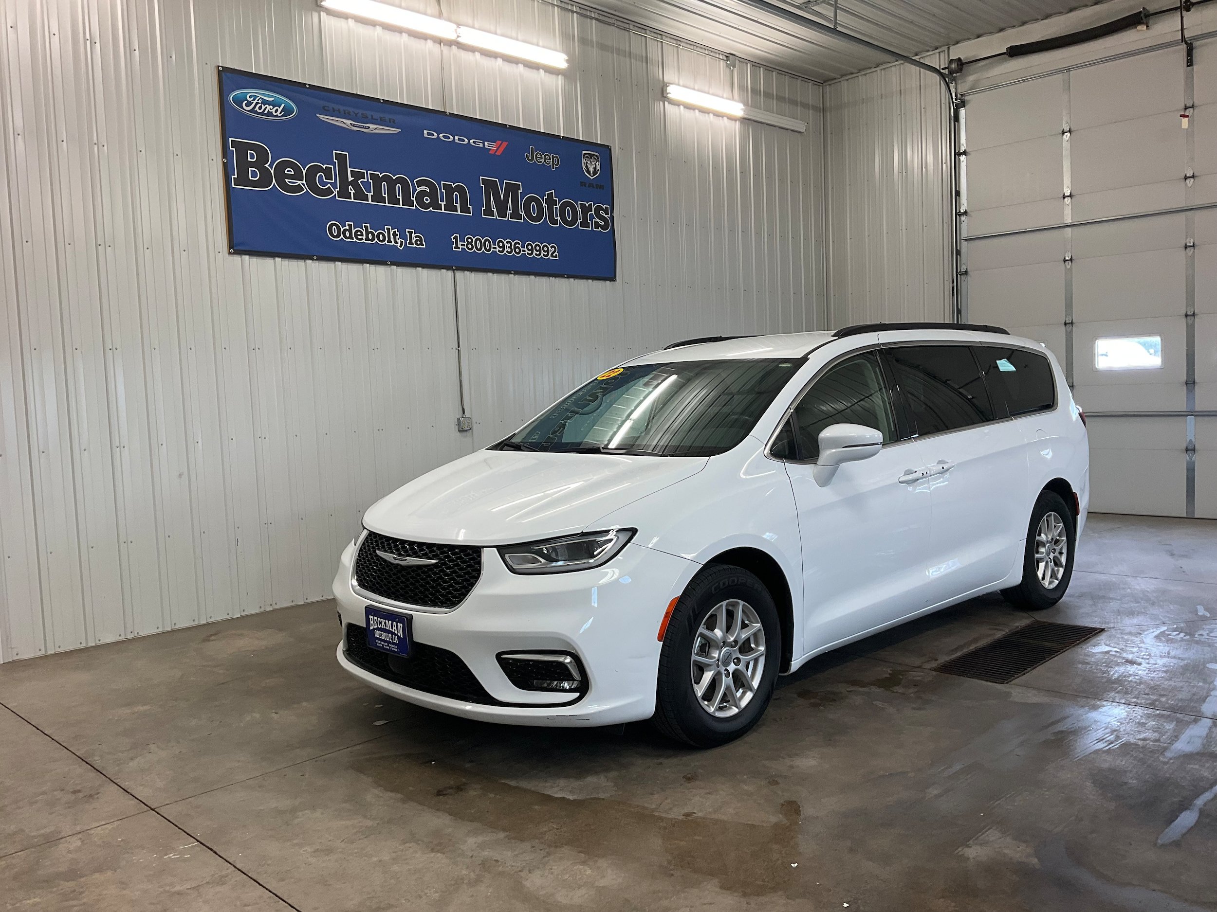Used 2022 Chrysler Pacifica Touring-L FWD image 1