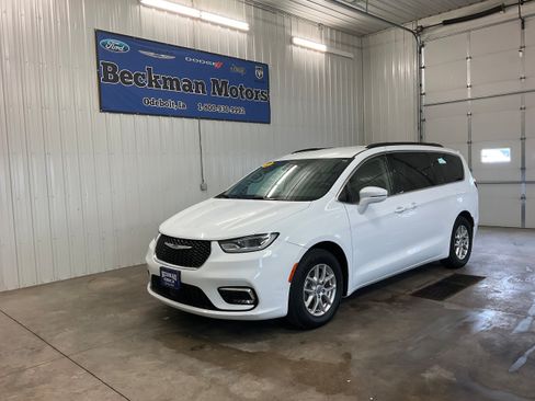 Used 2022 Chrysler Pacifica Touring-L FWD image 1
