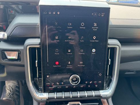 Used 2025 GMC Yukon XL Denali AWD/4WD image 17