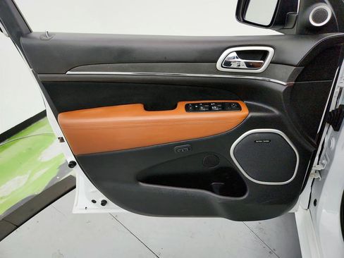 Used 2016 Jeep Grand Cherokee SRT image 24