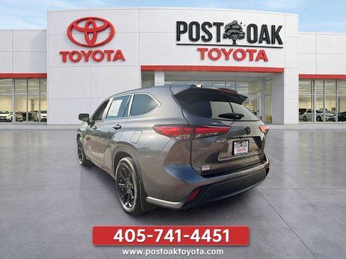 Used 2023 Toyota Highlander LE FWD image 5