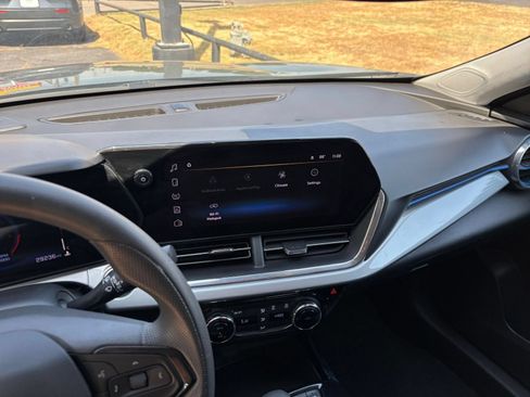 Used 2025 Chevrolet Trax LT FWD image 16