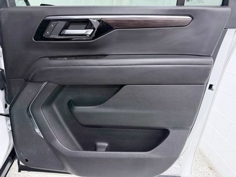 Used 2025 Chevrolet Suburban Z71 AWD/4WD image 21