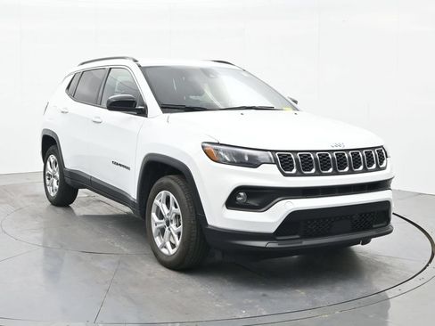 Used 2025 Jeep Compass Latitude AWD/4WD image 3