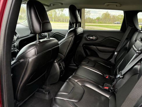 Used 2019 Jeep Cherokee Trailhawk w/ Cold Weather Group AWD/4WD image 27