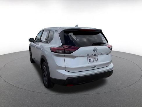 Used 2025 Nissan Rogue SV FWD image 9