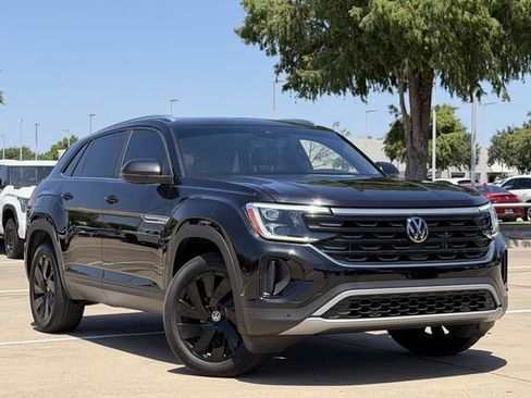 Used 2024 Volkswagen Atlas Cross Sport SE w/ Panoramic Sunroof Package FWD image 2