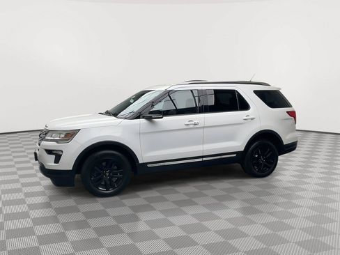Used 2018 Ford Explorer XLT w/ Equipment Group 202A AWD/4WD image 40