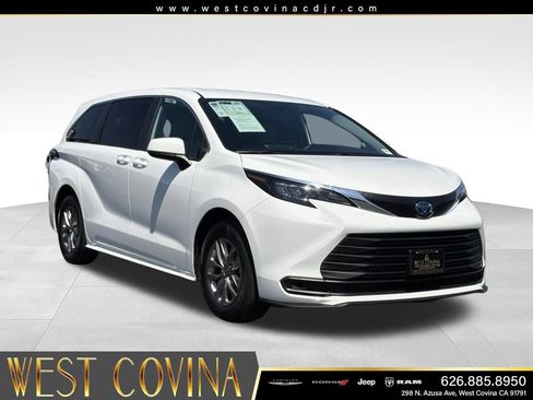 Used 2025 Toyota Sienna LE FWD image 1
