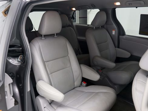 Used 2017 Toyota Sienna XLE AWD/4WD image 16
