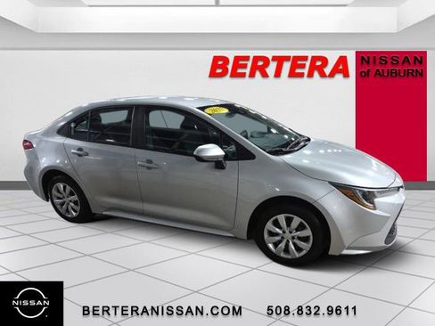 Used 2022 Toyota Corolla LE image 2