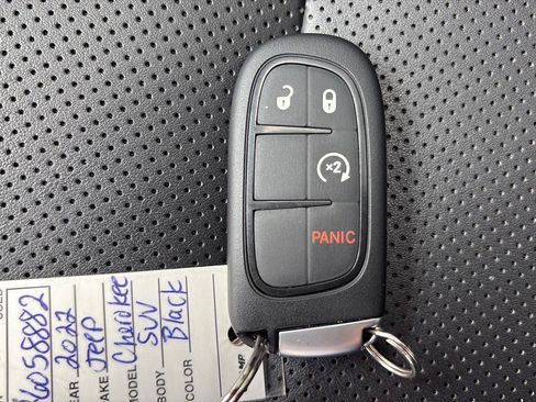 Used 2022 Jeep Cherokee Latitude Lux w/ Sun & Sound Group AWD/4WD image 40