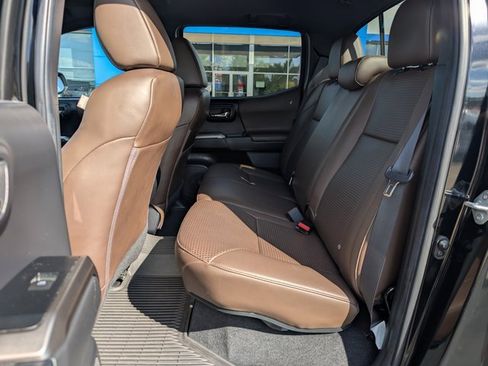 Used 2022 Toyota Tacoma Limited image 15