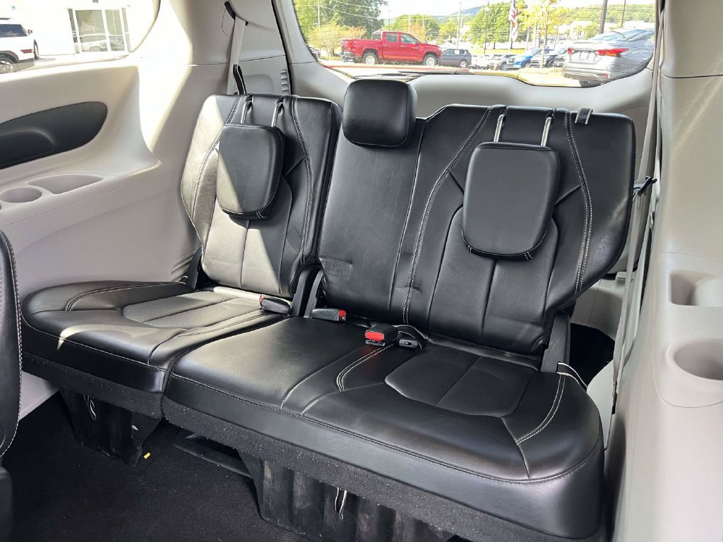 Used 2024 Chrysler Pacifica Touring-L FWD image 12