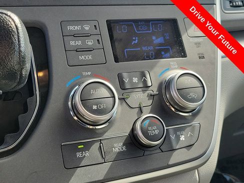 Used 2020 Toyota Sienna L w/ Carpet Mat Package FWD image 10