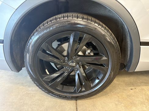 Used 2024 Volkswagen Tiguan SE R-Line image 34