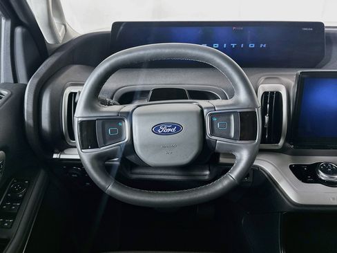 Used 2025 Ford Expedition Active AWD/4WD image 18