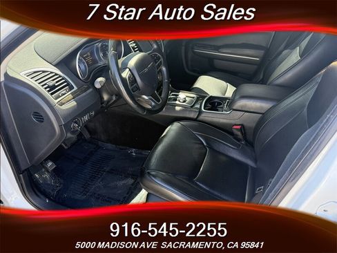 Used 2017 Chrysler 300 C image 10
