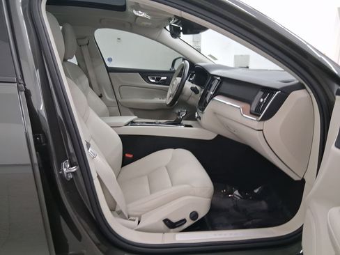 Used 2020 Volvo S60 T5 Momentum w/ Premium Package image 32
