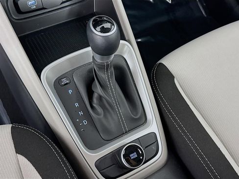 Certified 2025 Hyundai Venue SEL image 18