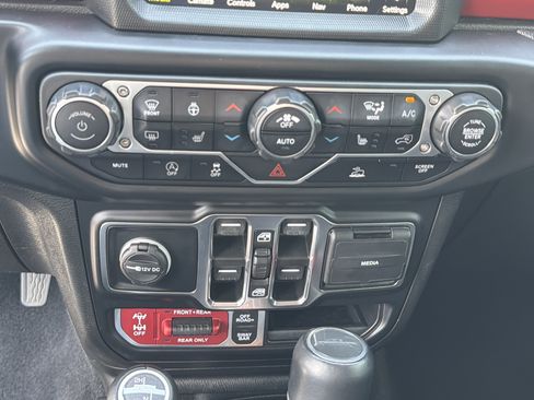 Used 2022 Jeep Gladiator Rubicon w/ Cold Weather Group AWD/4WD image 35