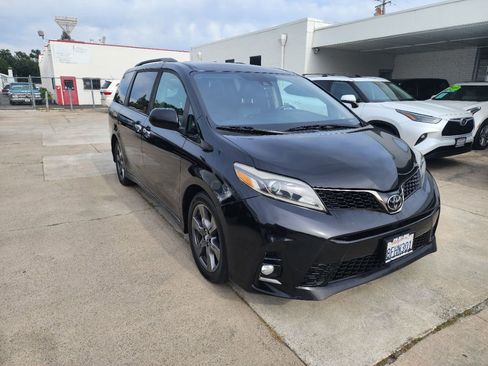 Used 2018 Toyota Sienna SE FWD image 25