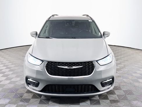 Used 2021 Chrysler Pacifica Touring-L image 2