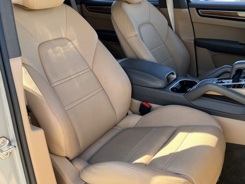 Certified 2022 Porsche Cayenne Platinum Edition image 16