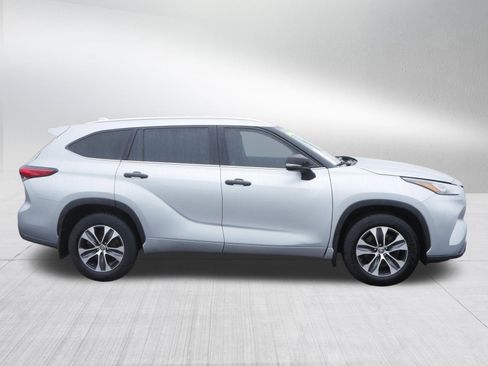 Used 2020 Toyota Highlander XLE AWD/4WD image 8