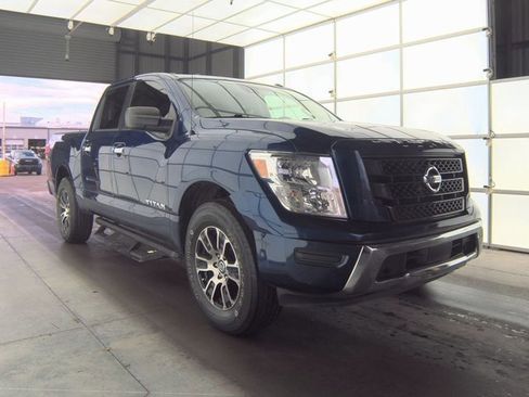 Used 2021 Nissan Titan SV image 3