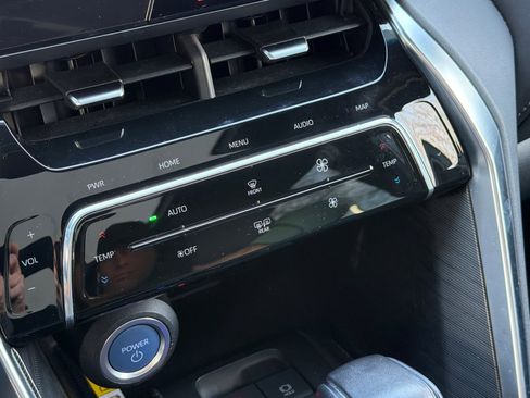 Used 2021 Toyota Venza Limited image 31