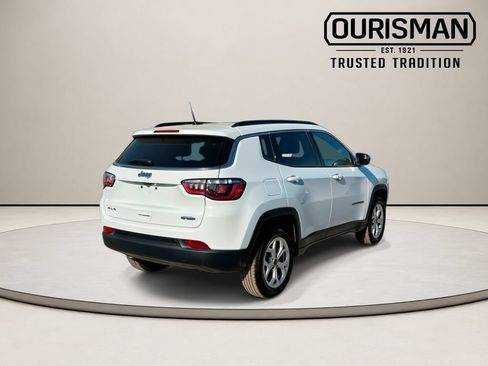 Used 2025 Jeep Compass Latitude w/ Sun & Sound Group AWD/4WD image 4