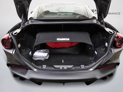 Certified 2023 Ferrari Portofino M image 32